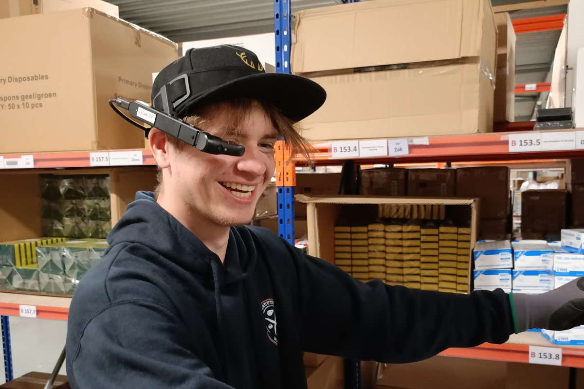 "With a Smart Glass, an order picker has both hands free"