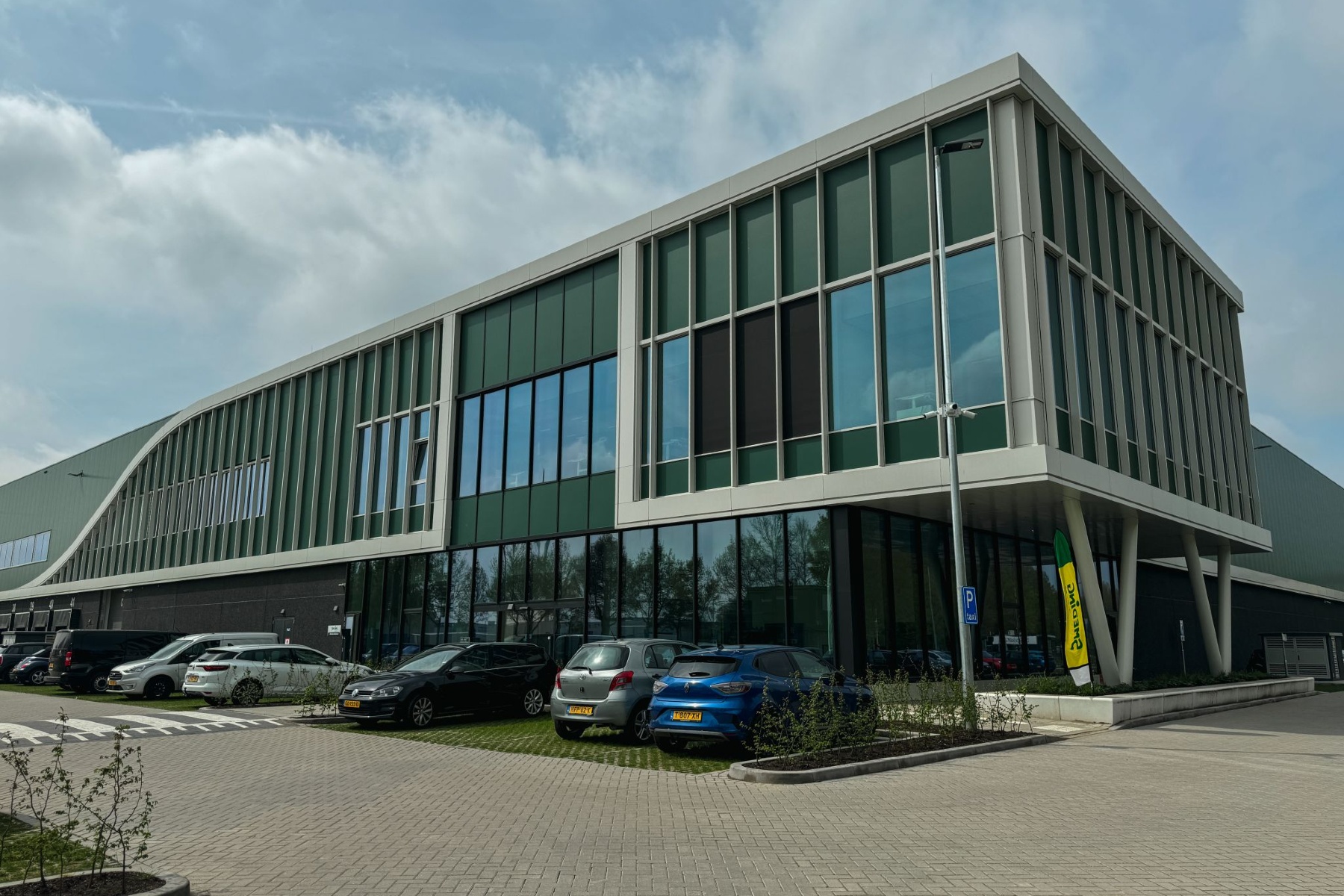 Smeding opent deuren van nieuw distributiecentrum in Geldermalsen