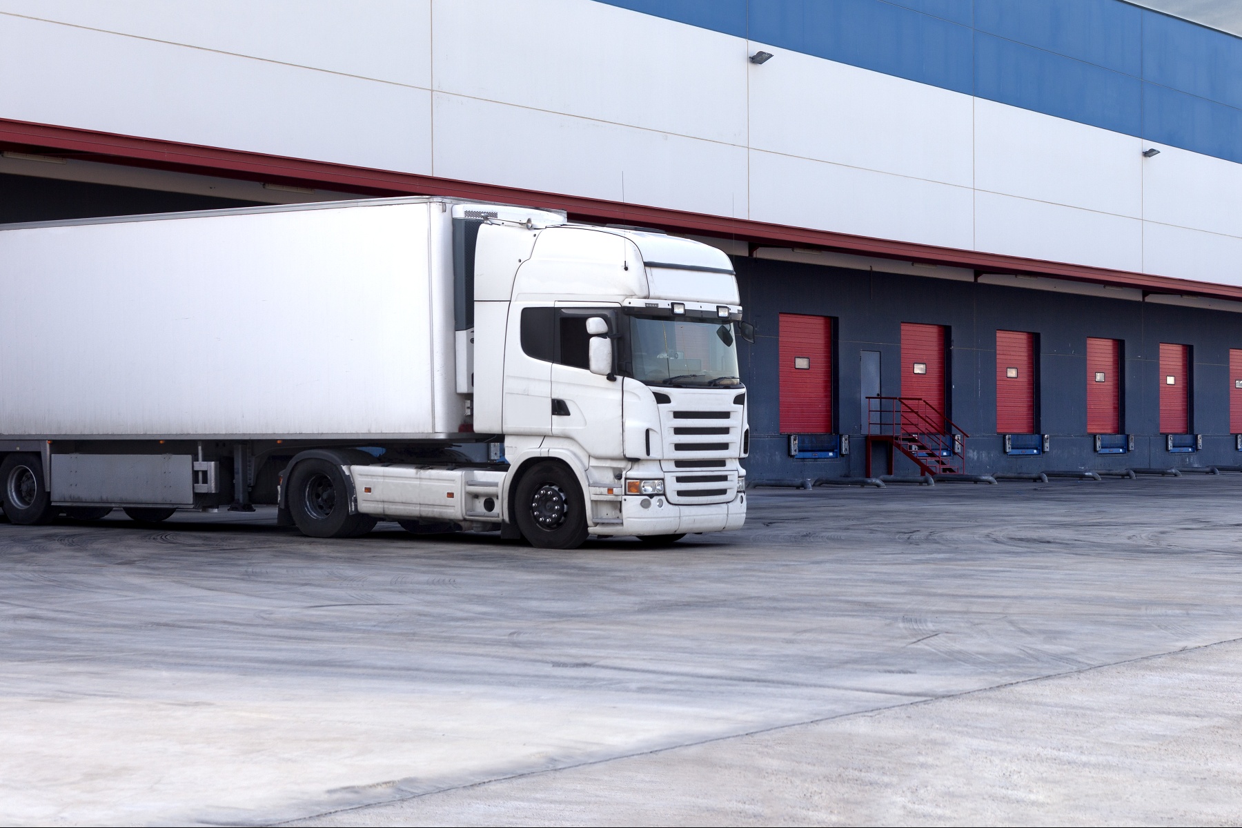 Maat is vol voor wegvervoerders in Rotterdam na storingen, files en urenlange wachttijden