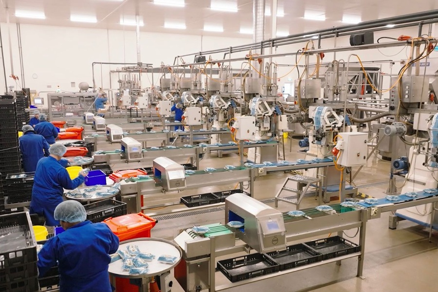 Zakjes zuurkool als warme broodjes over de toonbank