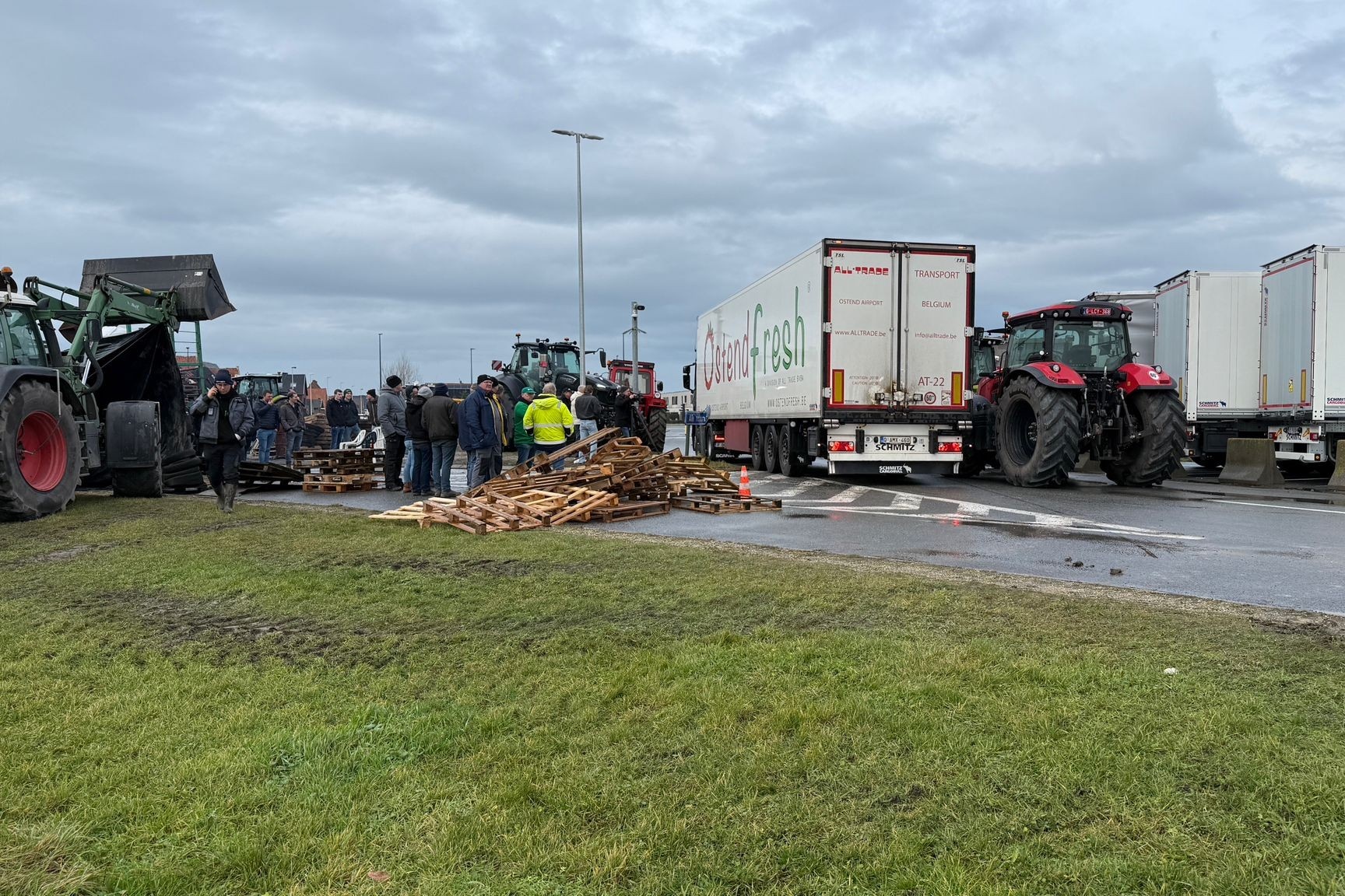 Blokkade luchthaven Oostende na 3 dagen opgeheven met 'aardbeienakkoord'