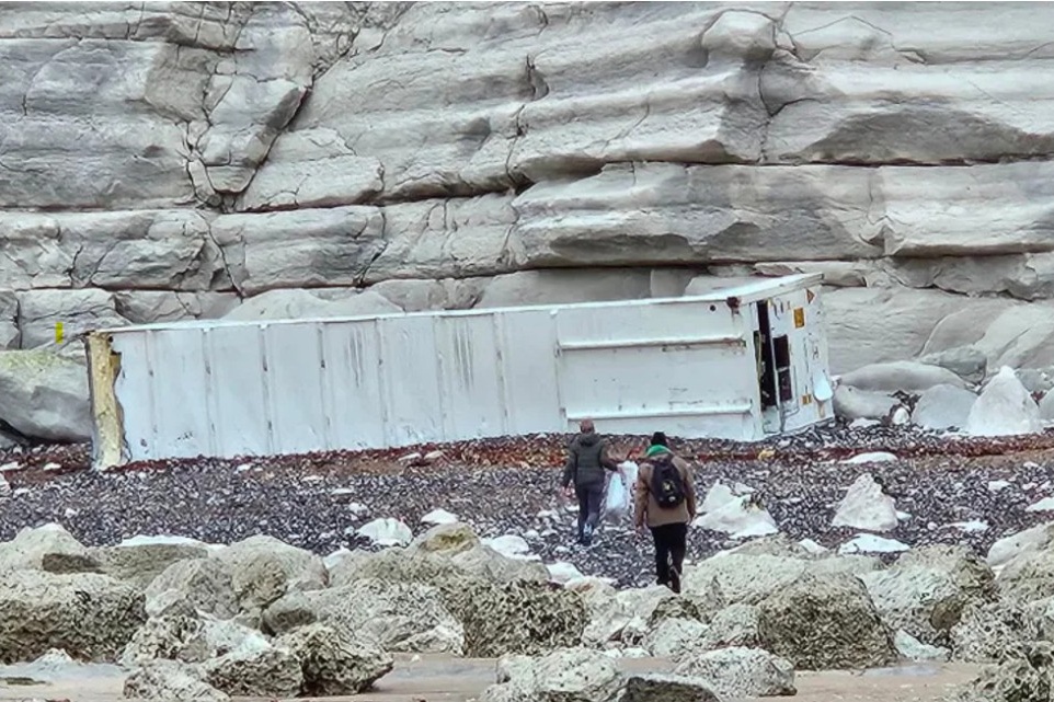 Frietjes en uien spoelen aan op Brits strand