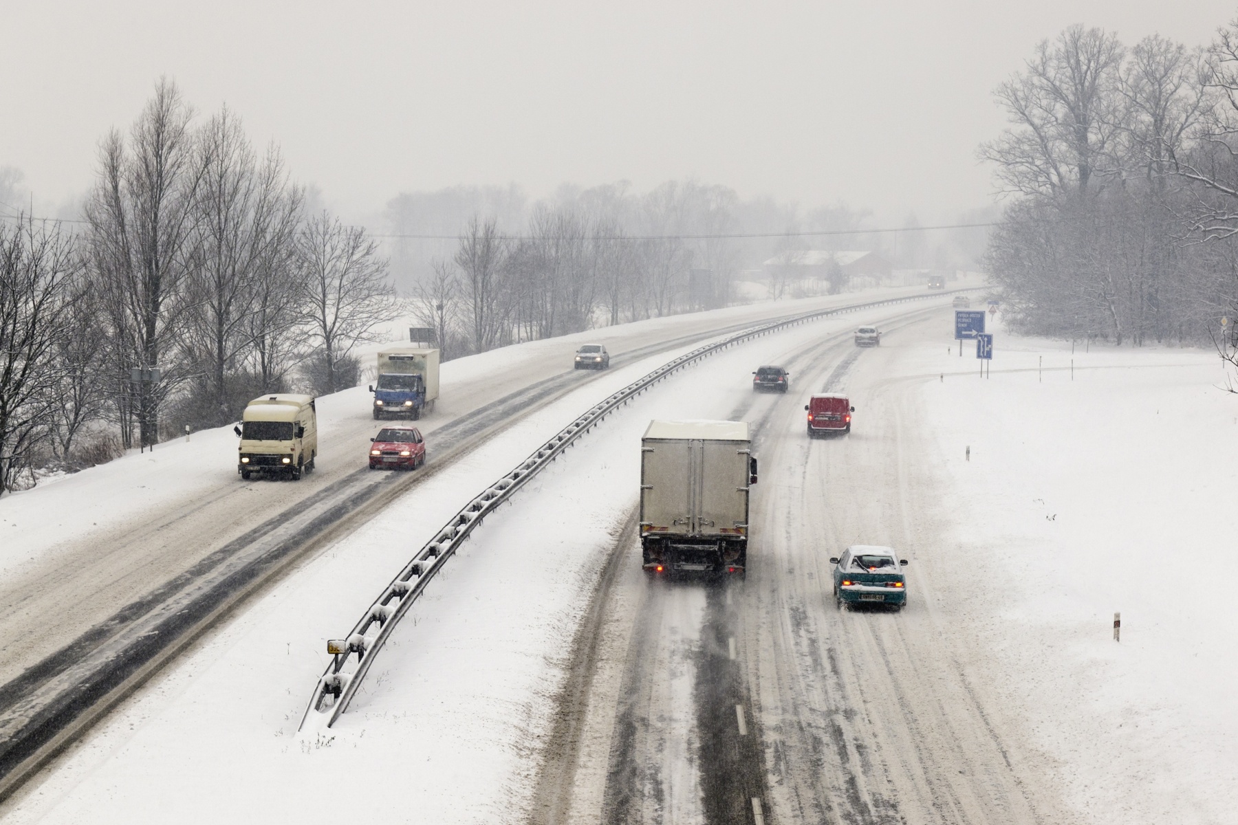 Spekgladde wegen in het noorden zorgen voor ongelukken vrachtverkeer