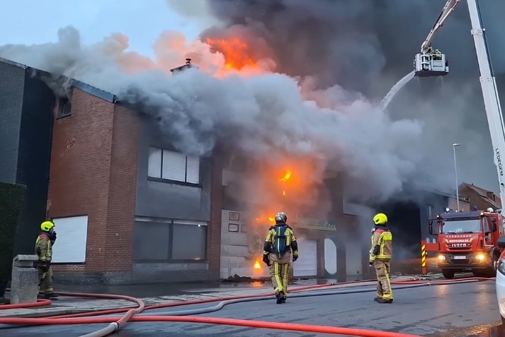 Zware brand in loods De Fruitschuur