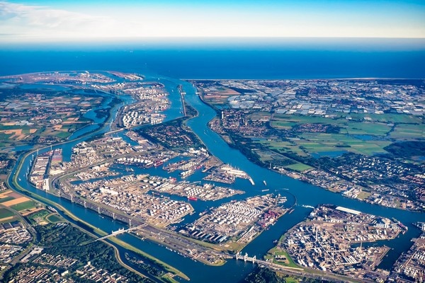 Containeroverslag haven Rotterdam groeit in TEU ondanks lichte daling totale overslag