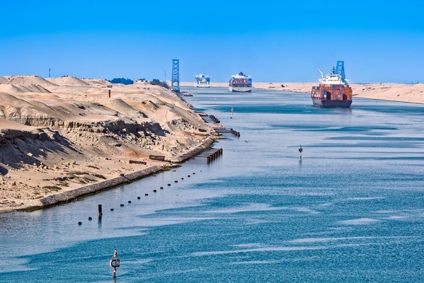 Maersk en CMA CGM mijden Suez-kanaal weer na nieuwe onrust
