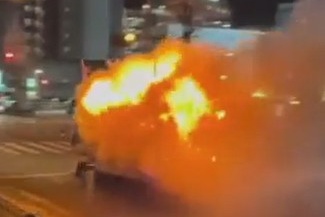 Japanse man rijdt brandende foodtruck zelf naar brandweer