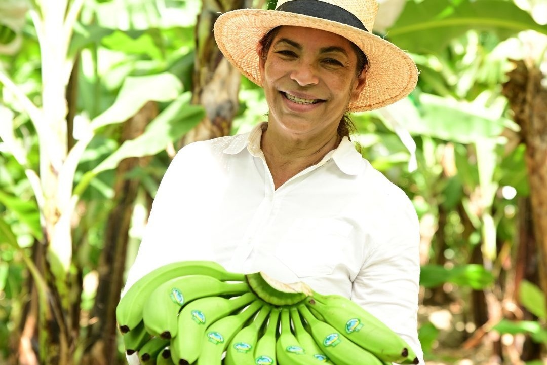 Zonnepanelen en druppelirrigatie op bananenplantage dankzij klantenactie