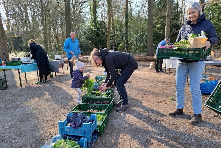Biologische producten uit de korte keten ophalen in het bos
