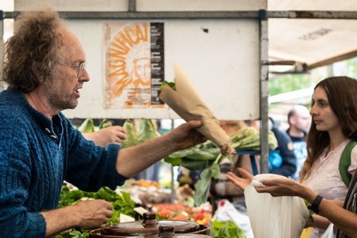 Biologische kruidenkraam vertrekt na veertig jaar van Amsterdamse markt