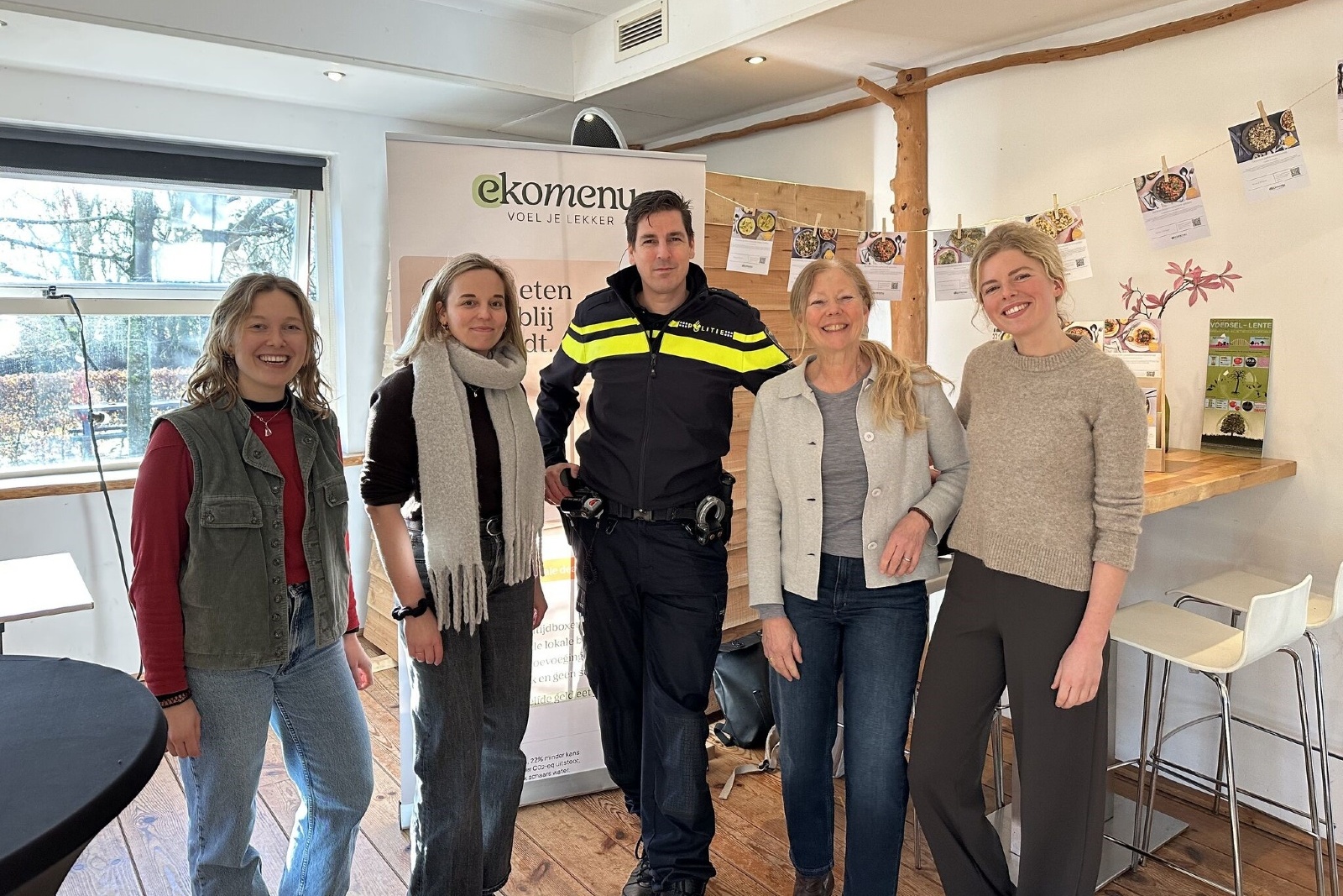 Politie start vegan challenge met maaltijdboxen van Ekomenu