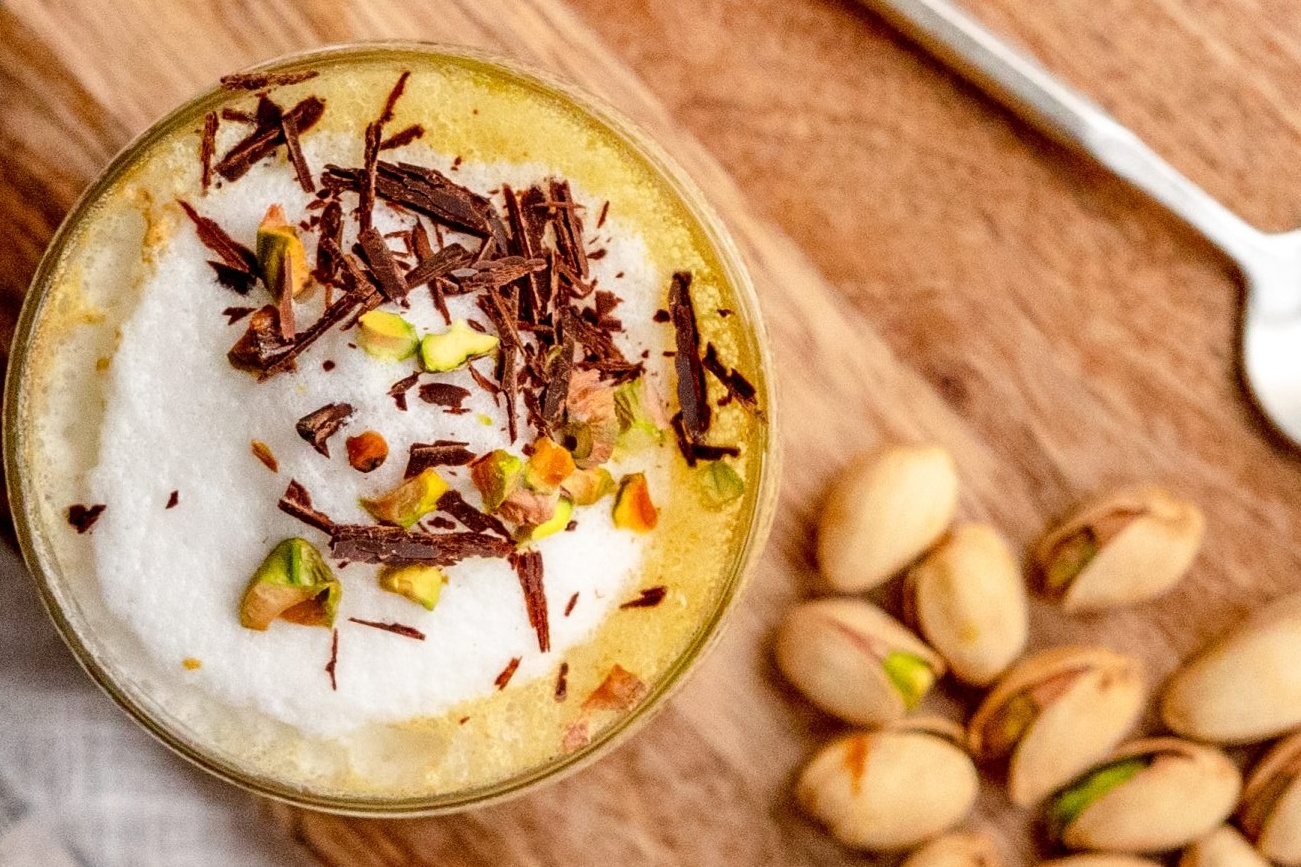 NATRUE introduceert pistache-havermelk voor in de koffie, verkrijgbaar bij Albert Heijn en horeca