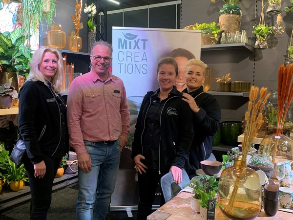 Mixt Creations از هویت شرکتی جدید در طول نمایشگاه تجاری پرده برداری می کند
