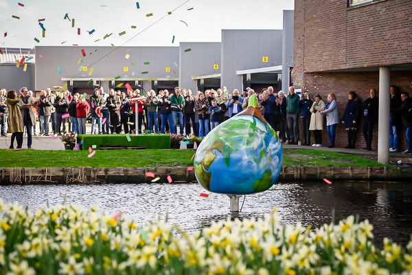 Kunstwerk ‘Wereld Bloem bol' onthuld bij Royal de Ree Holland