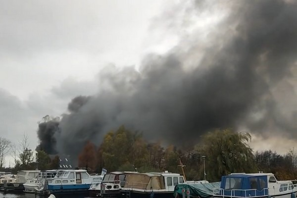 Grote brand bij kwekerij in Hazerswoude-Dorp