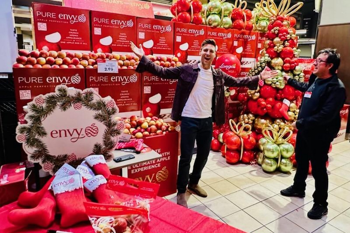 Envy apples and Hallmark actor host holiday sampling - Vimarsana News