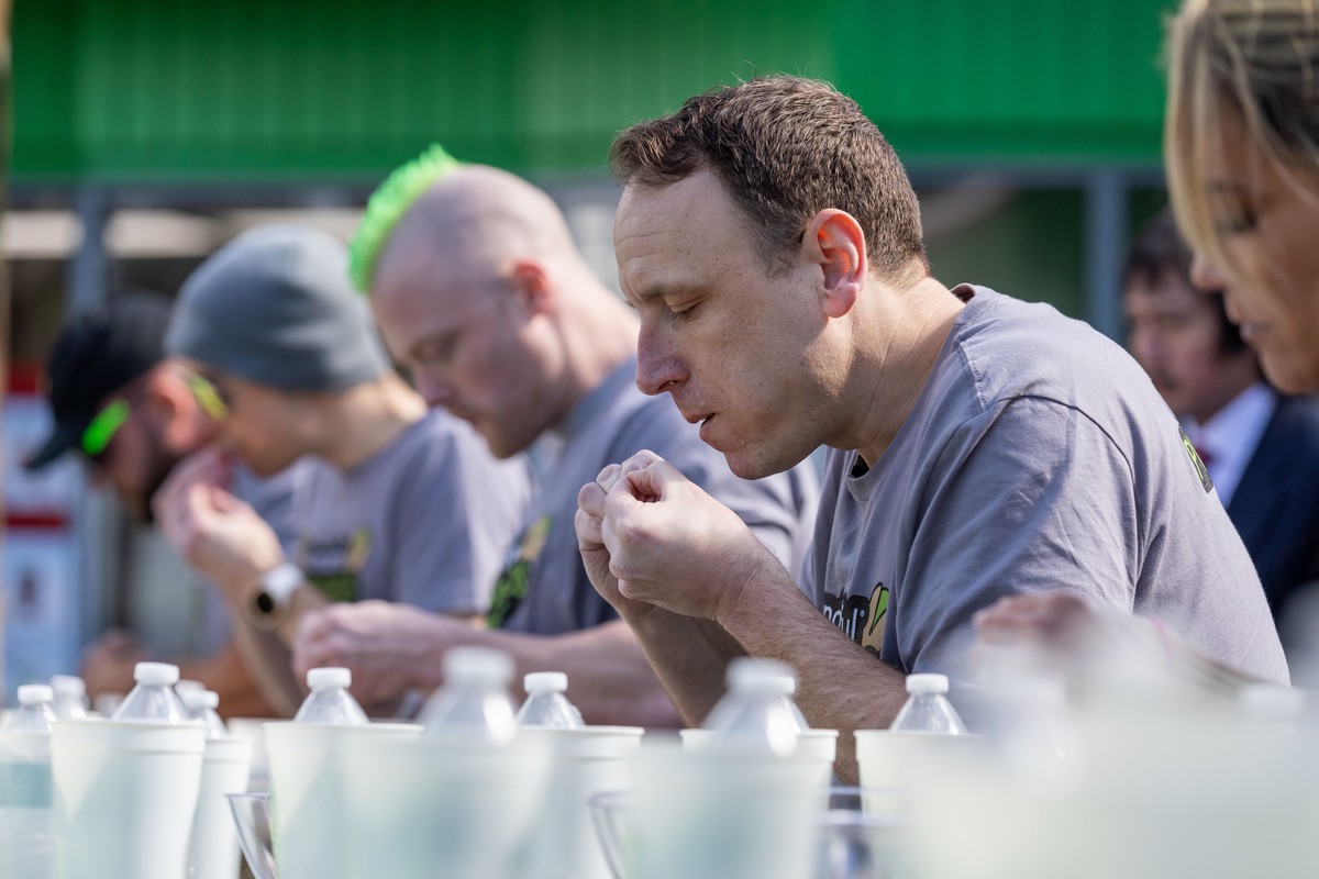 NFL star takes on World Competitive Eating champ in 2nd annual pistachio eating contest - Vimarsana News