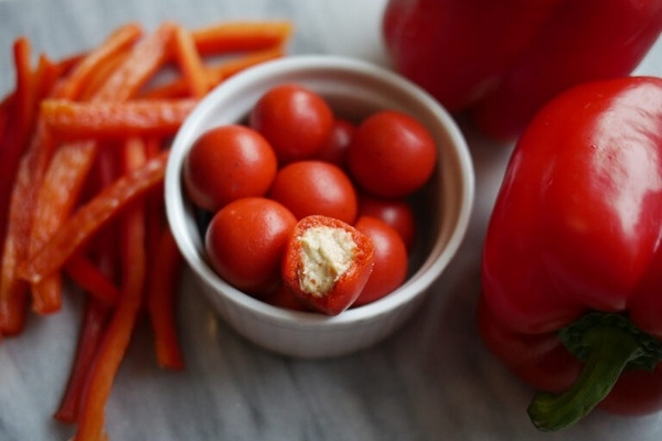 Nieuwe snacks combineren fruitcoating met kaas, noten en eiwit