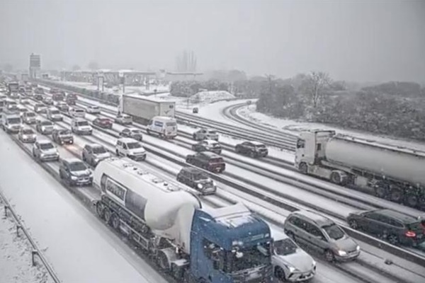 Verkeerschaos na zware sneeuwval legt Frankrijk deels plat