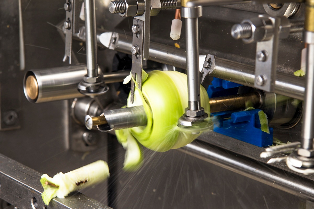 Nieuwe schil- en snijmachine verwerkt tot 80 appelen per minuut