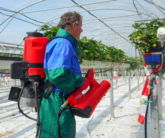 用于改进园艺害虫控制的空气辅助喷洒技术