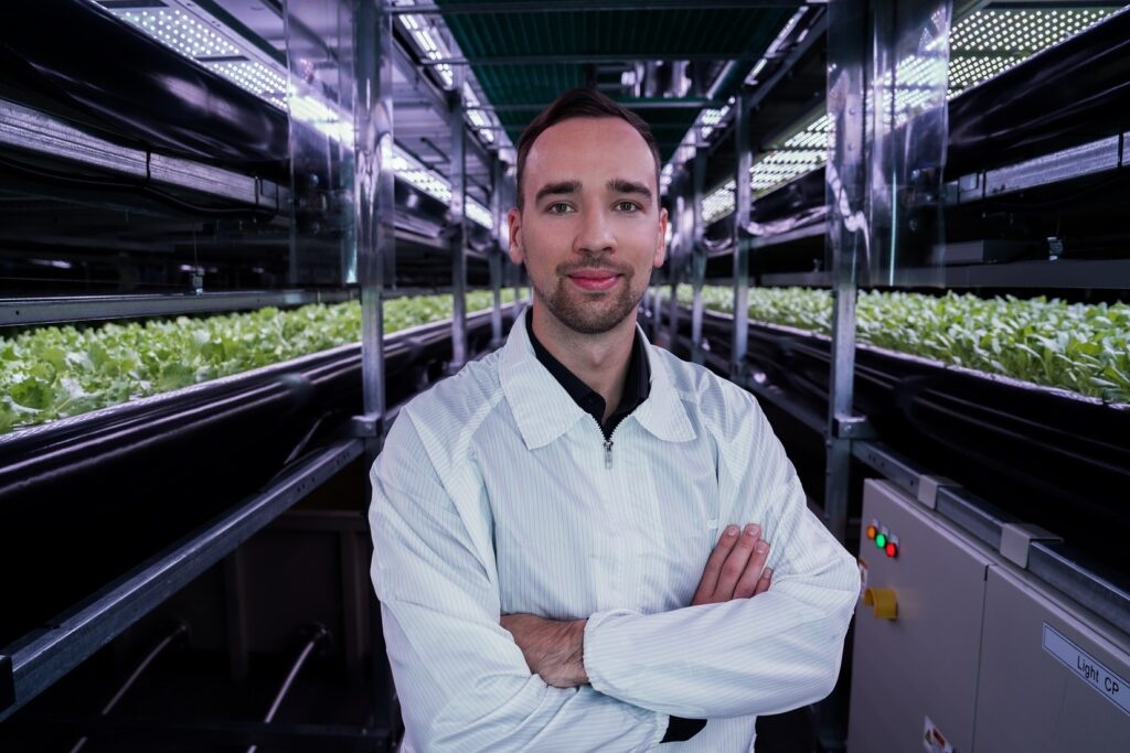 Vertical farm introduceert komkommer-microgroenten in de Baltische staten